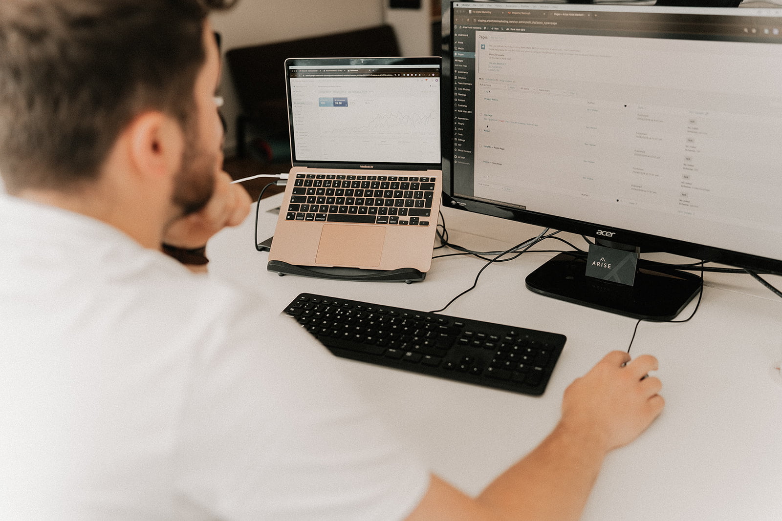 Arise employee working on site optimisation - We are Arise